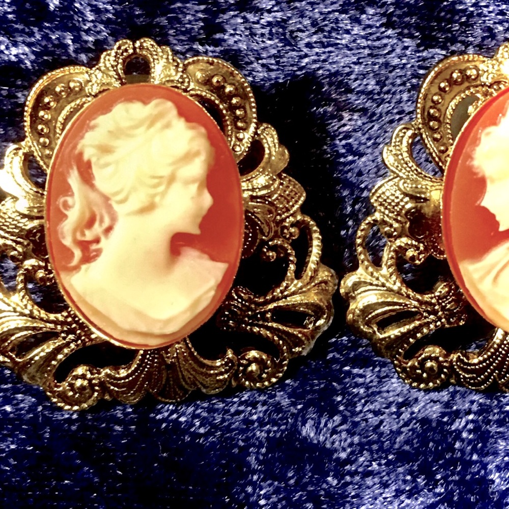VINTAGE CAMEO EARRINGS CLASSIC PIERCED WITH FILIGREE GOLD-TONE BASE — GORGEOUS!